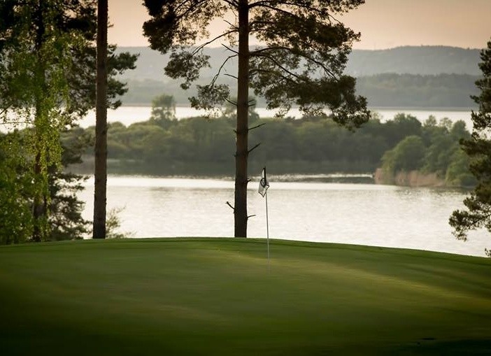 Sjö vid golfbana