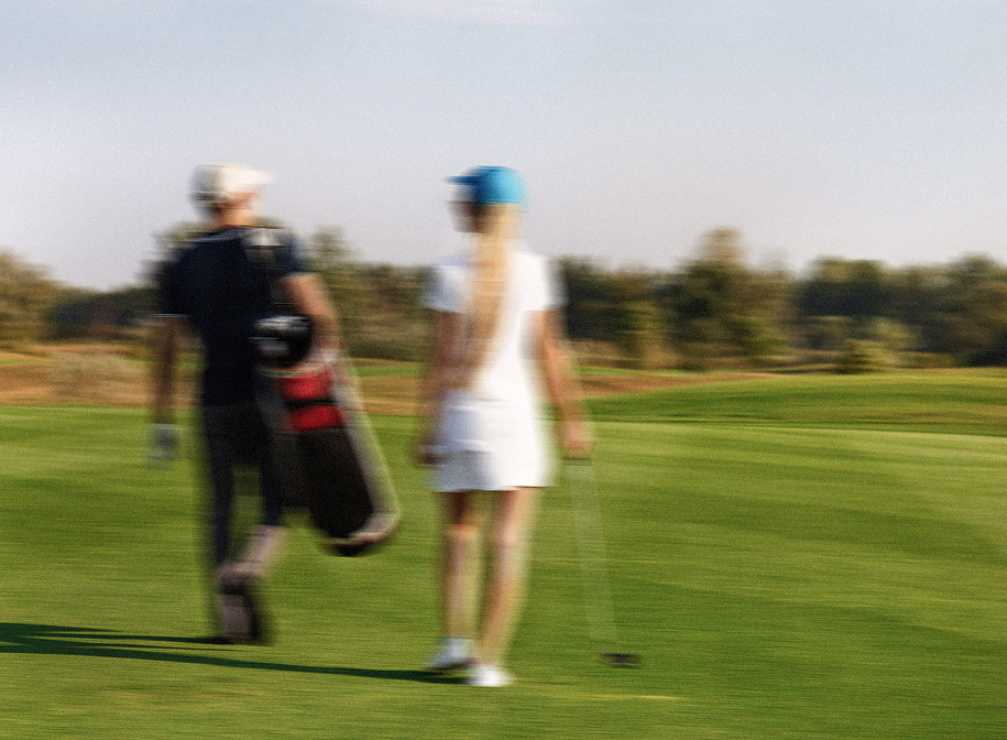 Personer på golfbanan